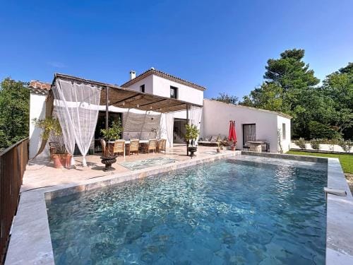 Chambre Deluxe - vue jardin - situee dans le triangle d'or du Luberon Hotel in Lacoste