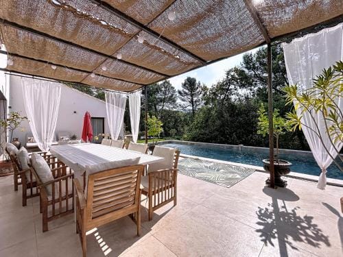Chambre Deluxe - vue jardin - situee dans le triangle d'or du Luberon Hotel in Lacoste