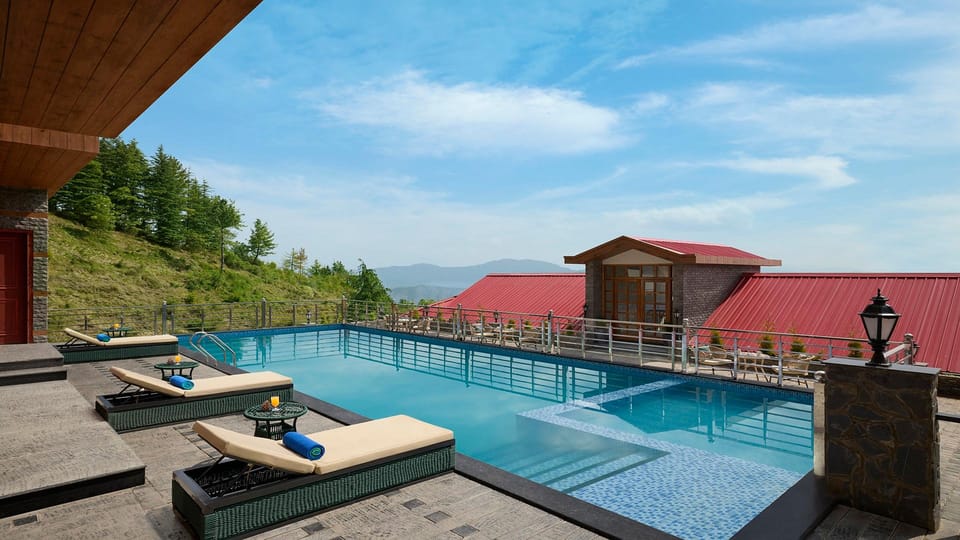 Swimming pool [outdoor]