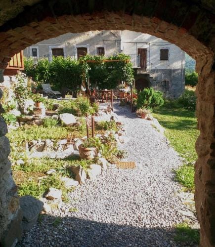 B&B L'Abric - centro storico di Limonetto Hotel in Liguria