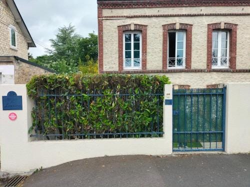 Appartement avec cour privee Hotel in Caen