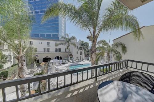 Sexy One Bedroom Apartment - Pool View & Parking Hotel in Westwood