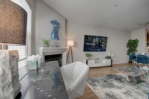 Sexy One Bedroom Apartment - Pool View & Parking Hotel in Westwood