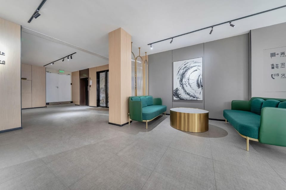 Weiting Hotel - Shanghai Bailian Zhonghuan Shopping Plaza Zhenguang Road Subway Station Hotel in Shanghai