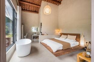 Floral Hotel·Mount Huangshan Wenye Shanju Hotel (Shexian Lishan Store) Hotel in Hangzhou