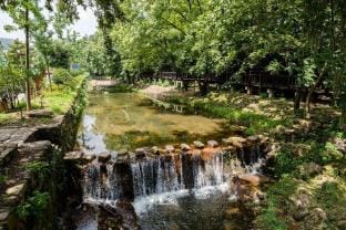Floral Hotel· · Lanting B&B (Chaohuyuan Scenic Spot Store in bathing pool Hot Spring Resort) Hotel in Jiangsu