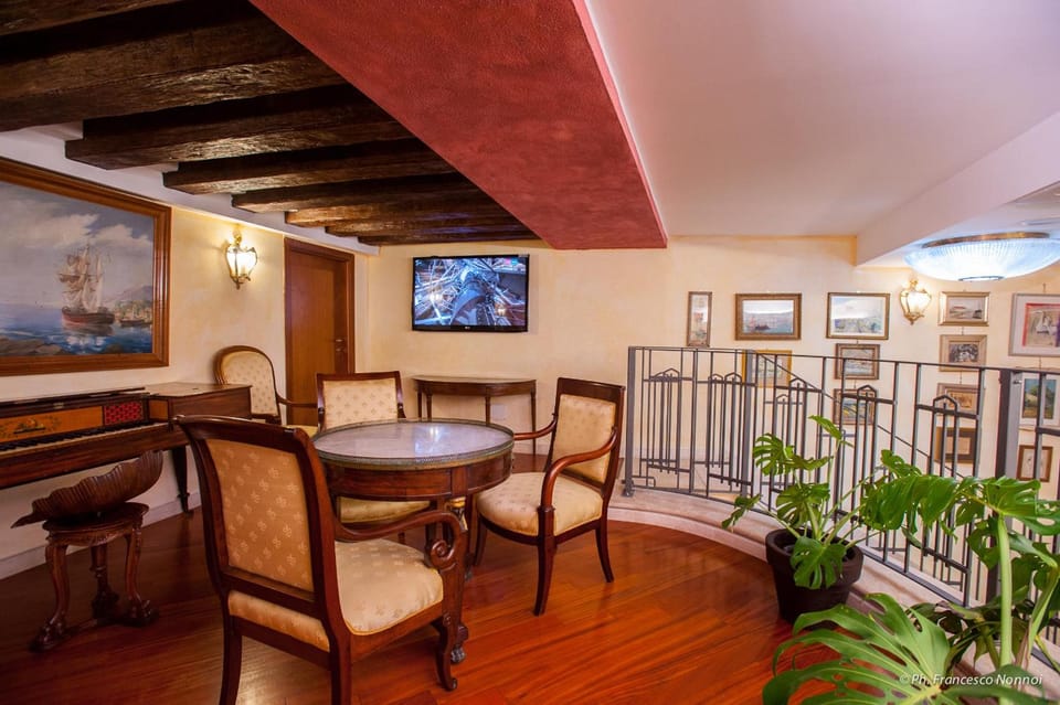 Shared lounge/TV area