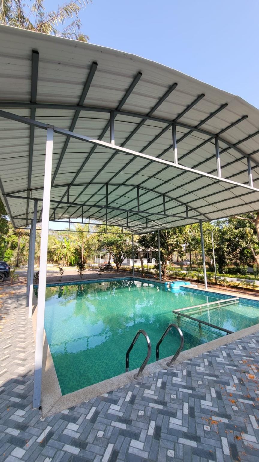 Swimming pool [outdoor]
