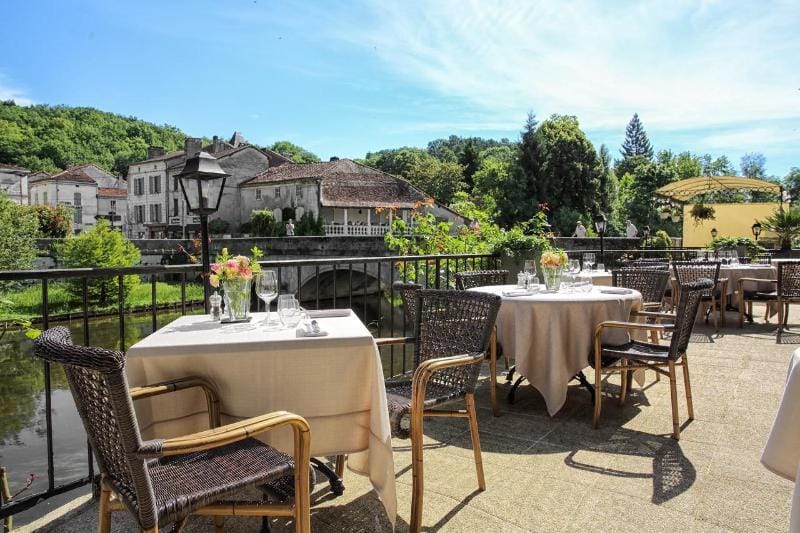 Logis Hotel Charbonnel Hotel in Nouvelle-Aquitaine