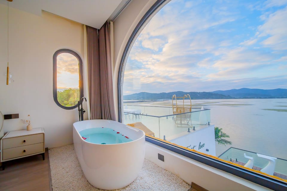 Floral Hotel Chulian Yujian Ni Yixian Lakeview Homestay Suzhou Taihu Hengshan Island Hotel in Suzhou