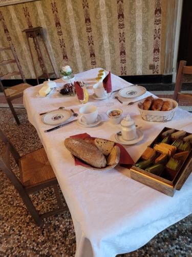 Chateau St Sulpice Chambre Porcelaine Hotel in Jura