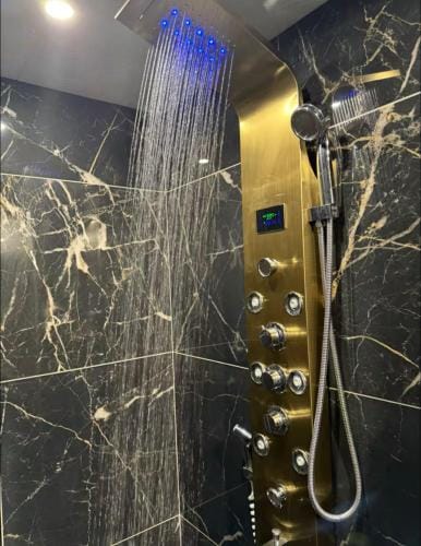 Suite avec jacuzzi Hotel in Sausset-les-Pins