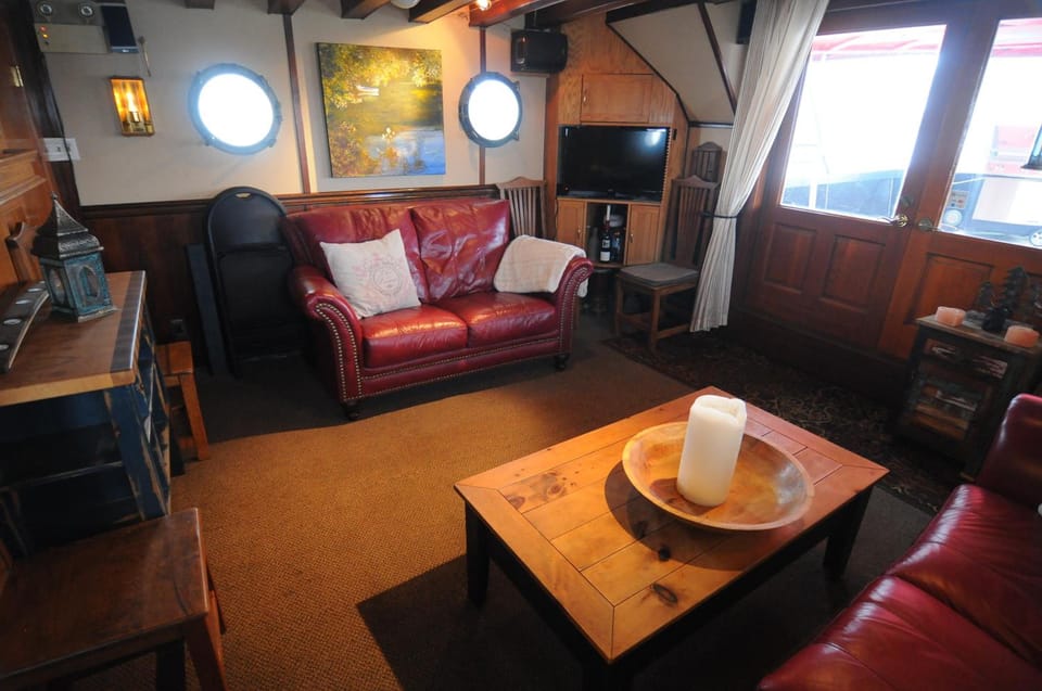 Shared lounge/TV area