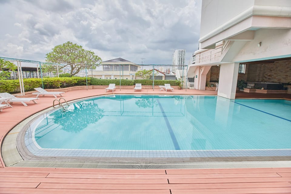 Swimming pool [outdoor]