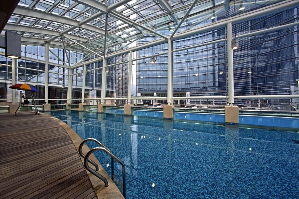 Swimming pool [outdoor]