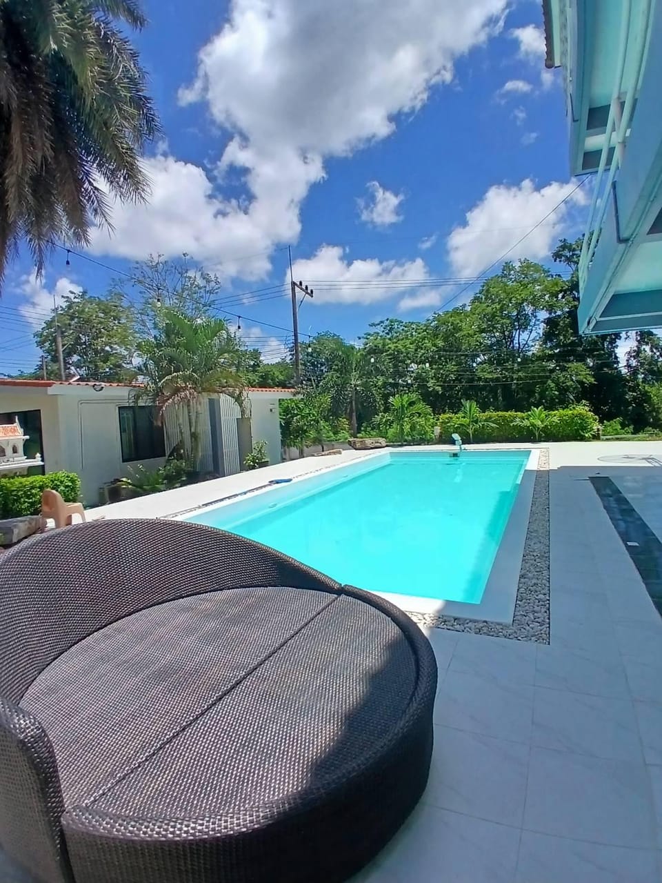Swimming pool [outdoor]