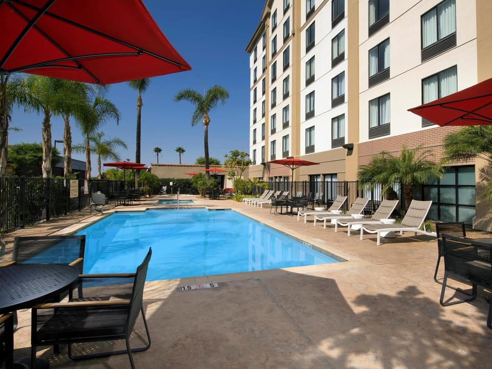 Swimming pool [outdoor]
