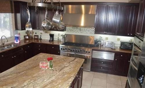 Tropical Vibes Hotel in Eastvale