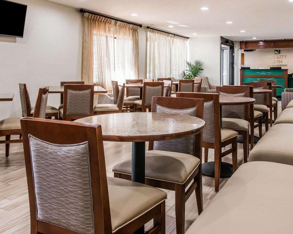 Quality Inn & Suites Warren - Detroit Hotel in Warren