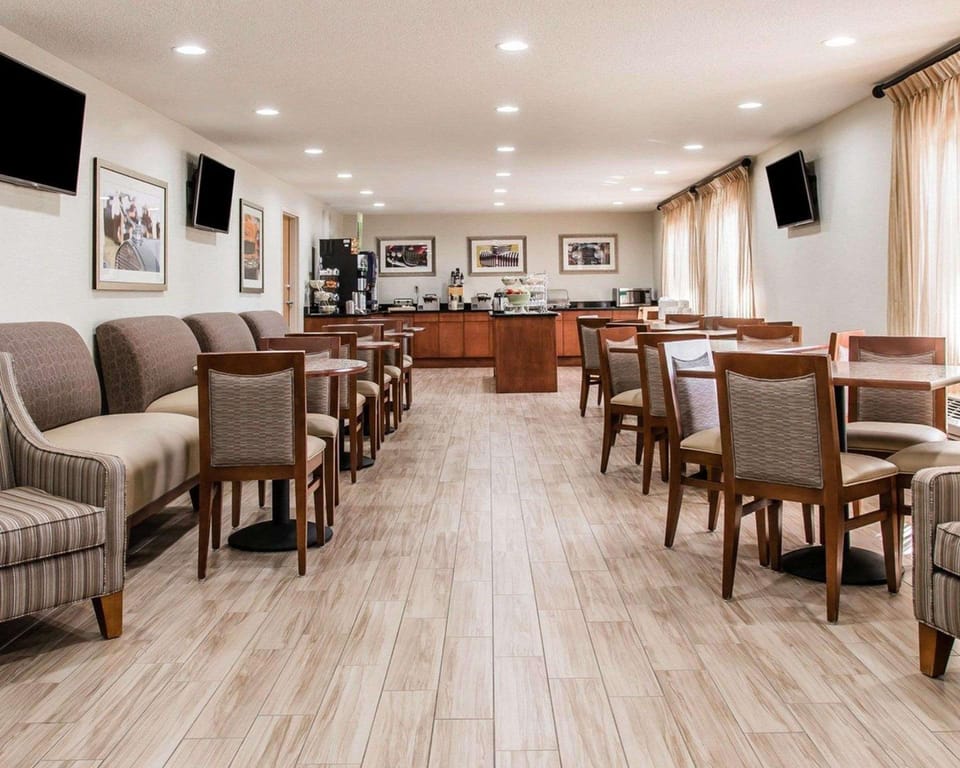 Quality Inn & Suites Warren - Detroit Hotel in Warren