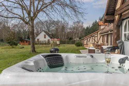 Chambre Cheverny - piscine interieure - jacuzzi Hotel in Centre-Val de Loire