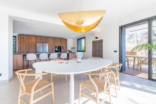 MENTHON- Villa W Architecte 2 pas du lac by LLA SELECTIONS Hotel in Menthon-Saint-Bernard