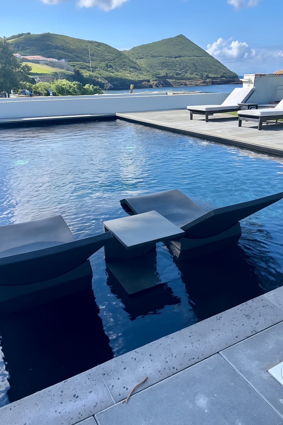 Swimming pool [outdoor]