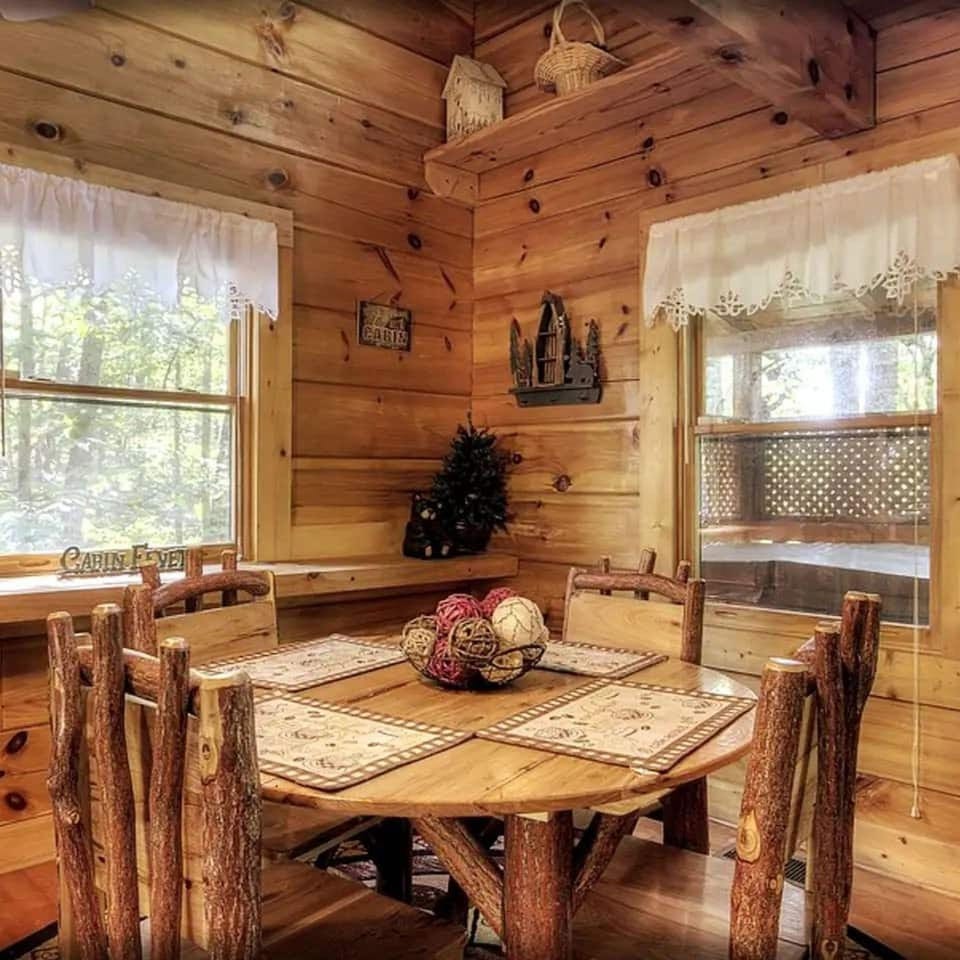 Cozy Cabin Escape 7mins to Pigeon Forge Hot tub Hotel in Pigeon Forge