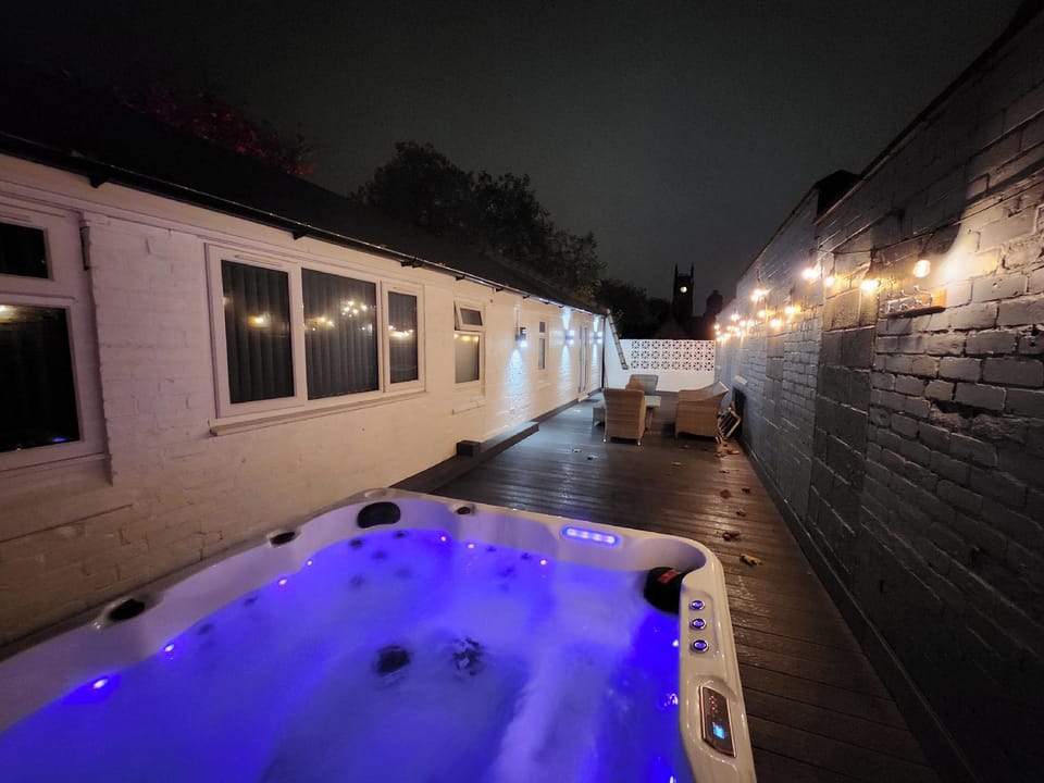 Derby City Centre Apartment With Roof Top Hot Tub Hotel in Derby
