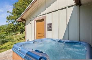 Private 15 Acres w Pond Hot Tub Game Room Hotel in Pigeon Forge
