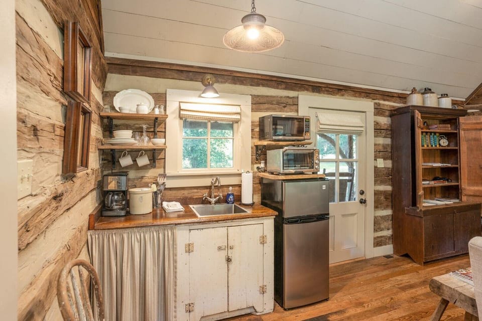 Green Frog Farm Cabins Hotel in Tennessee