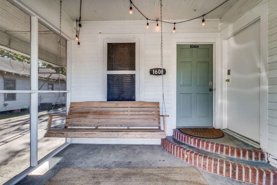 Spacious 4BR Retreat in the Heart of Lafayette Hotel in Freetown-Port Rico