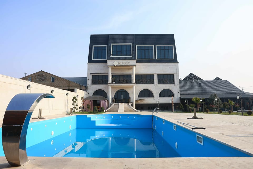 Swimming pool [outdoor]