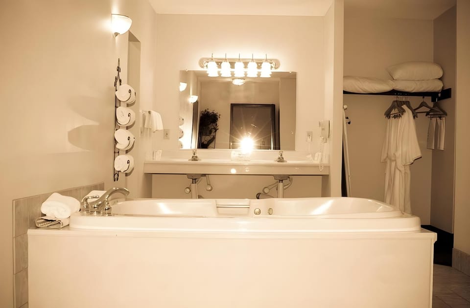 Clover Island Inn Hotel in Kennewick