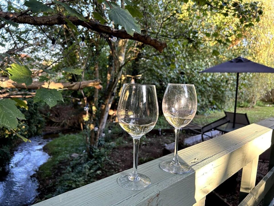 Cosy and Secluded Brook-side Lodge Hotel in South Kesteven District