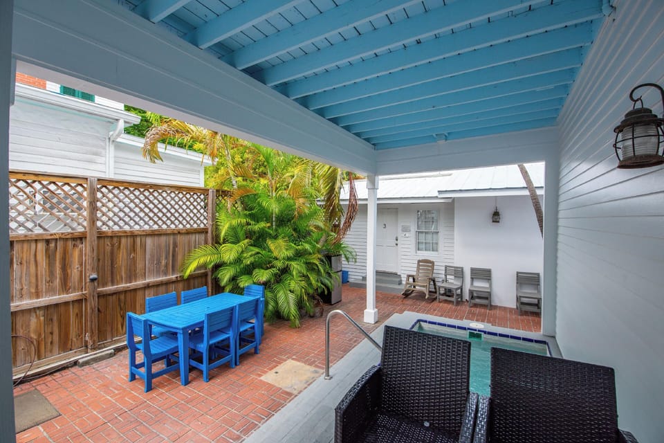 Banana's Foster Guesthouse Hotel in Key West