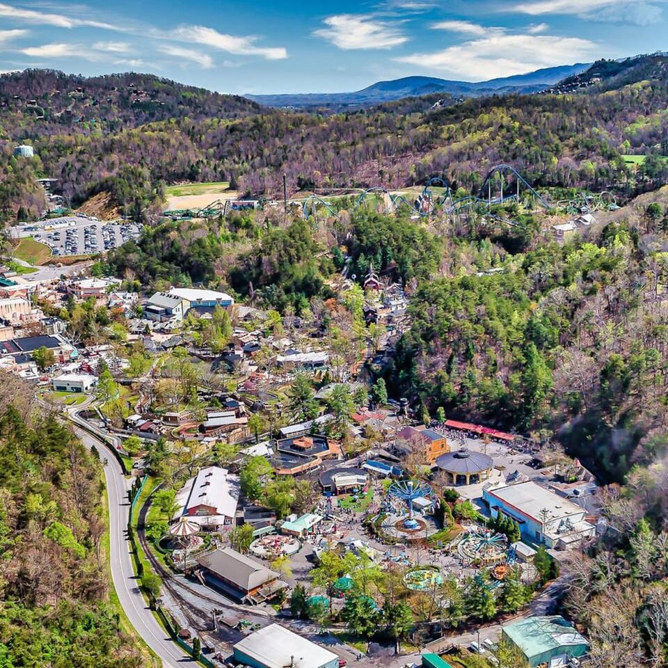 Views I Firepit I Pool Table I Hot Tub I Sleeps 4 Hotel in Sevier County