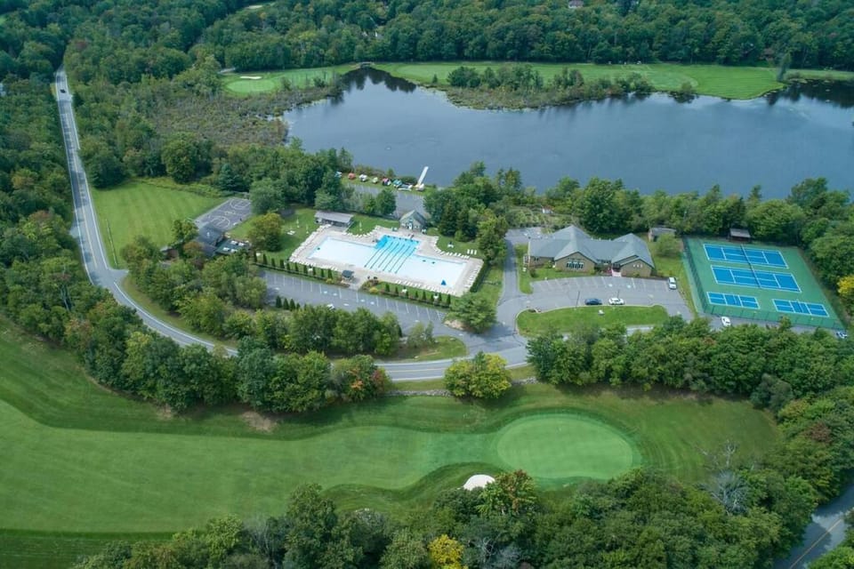 Poconos Retreat A Vintage Gem Hotel in Coolbaugh Township