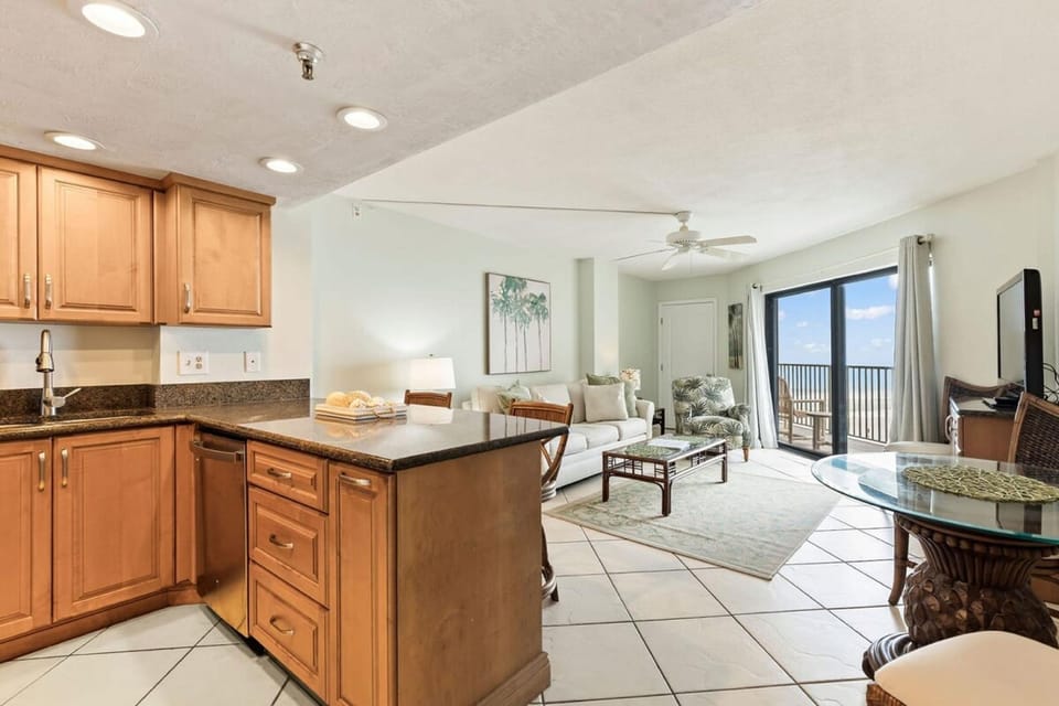 Tropical Palms Partial Ocean View Pool Hot Tub Hotel in Daytona Beach Shores