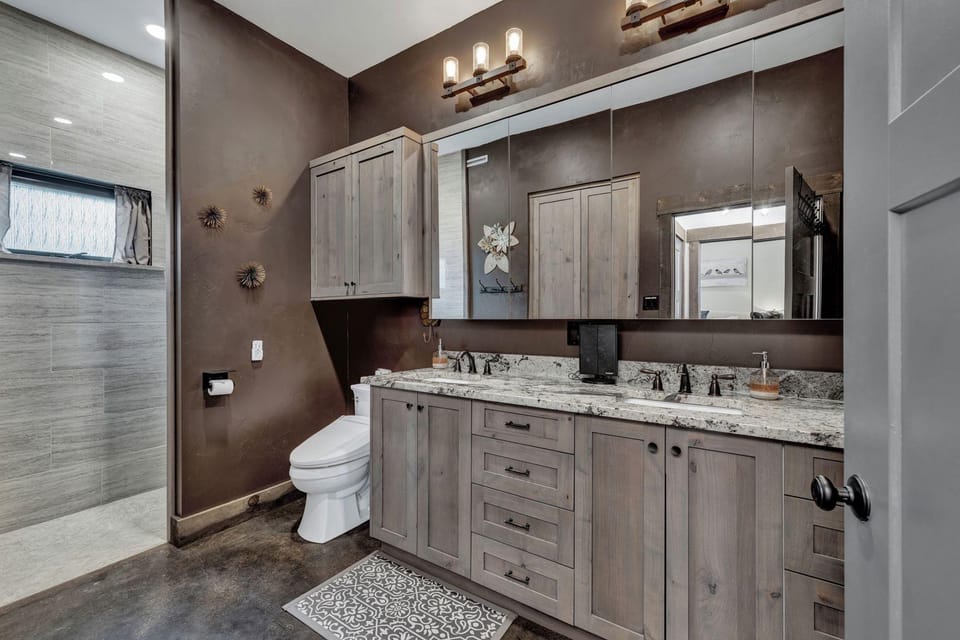 West End Luxury Retreat With Resort Style Pool and Hot Tub! Hotel in Fredericksburg