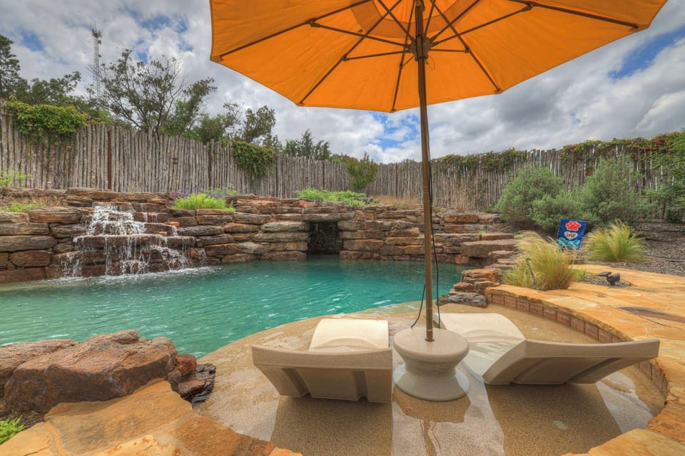 West End Luxury Retreat With Resort Style Pool and Hot Tub! Hotel in Fredericksburg