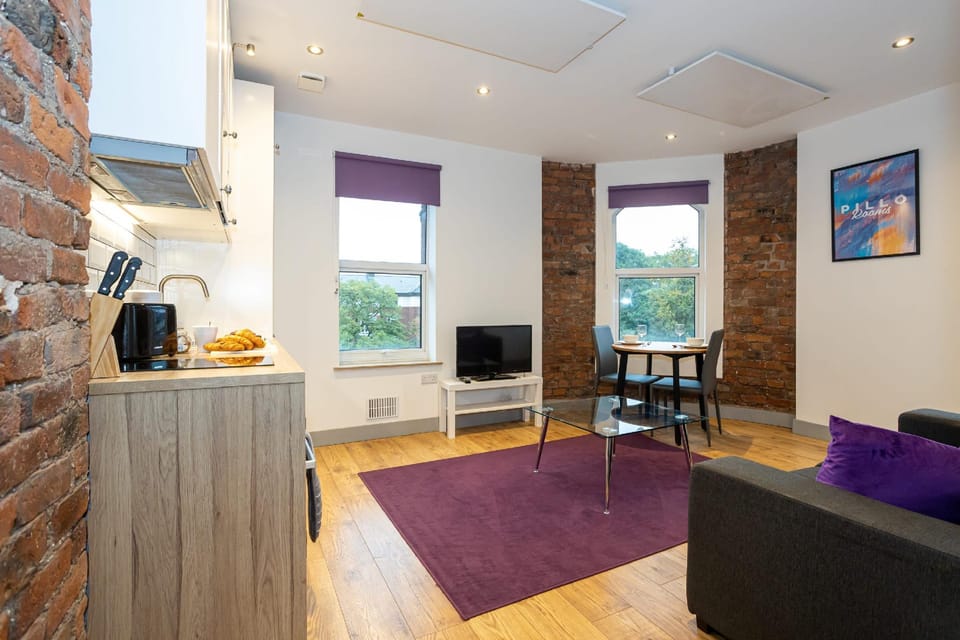 Spacious, Apartment Close to Manchester City Centre By Pillo Rooms Hotel in Salford