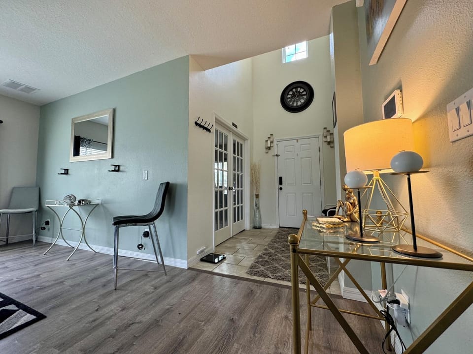 Spacious Fun & Convenient Hotel in Davenport