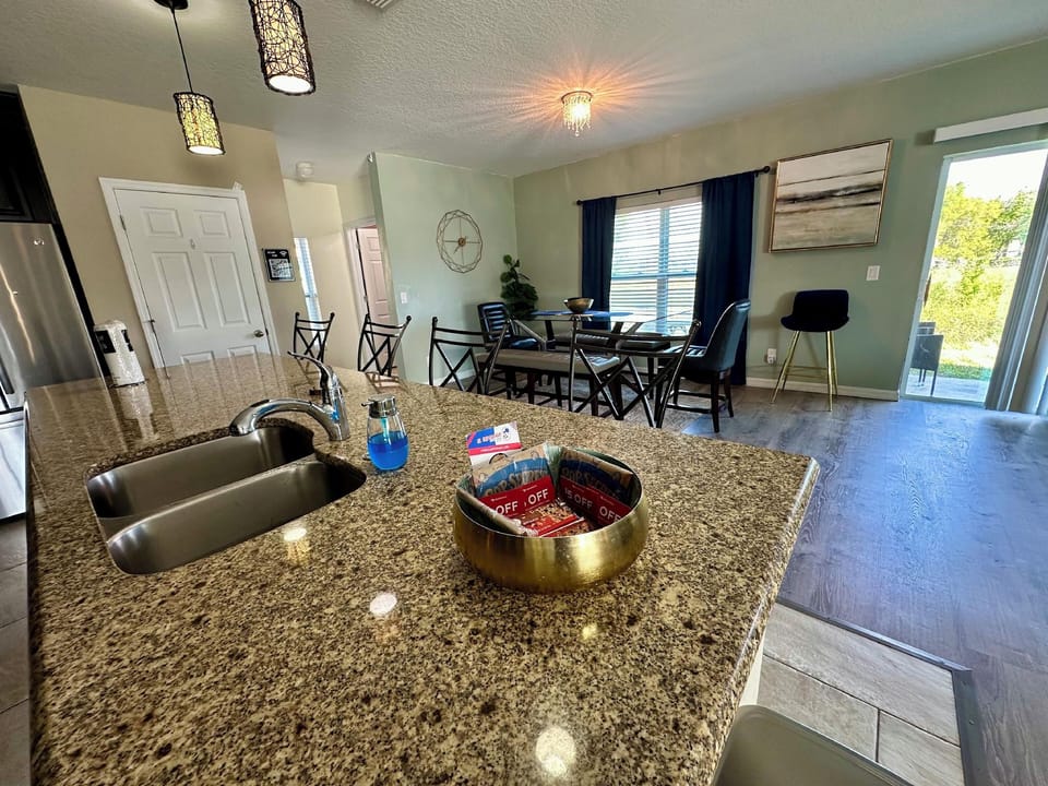 Spacious Fun & Convenient Hotel in Davenport