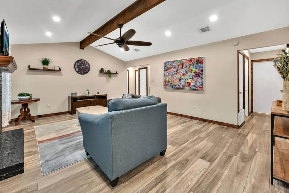 New Cozy Retreat Located 15 Minutes to Waco Hotel in Waco