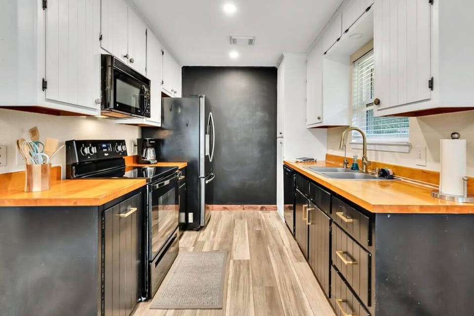New Cozy Retreat Located 15 Minutes to Waco Hotel in Waco