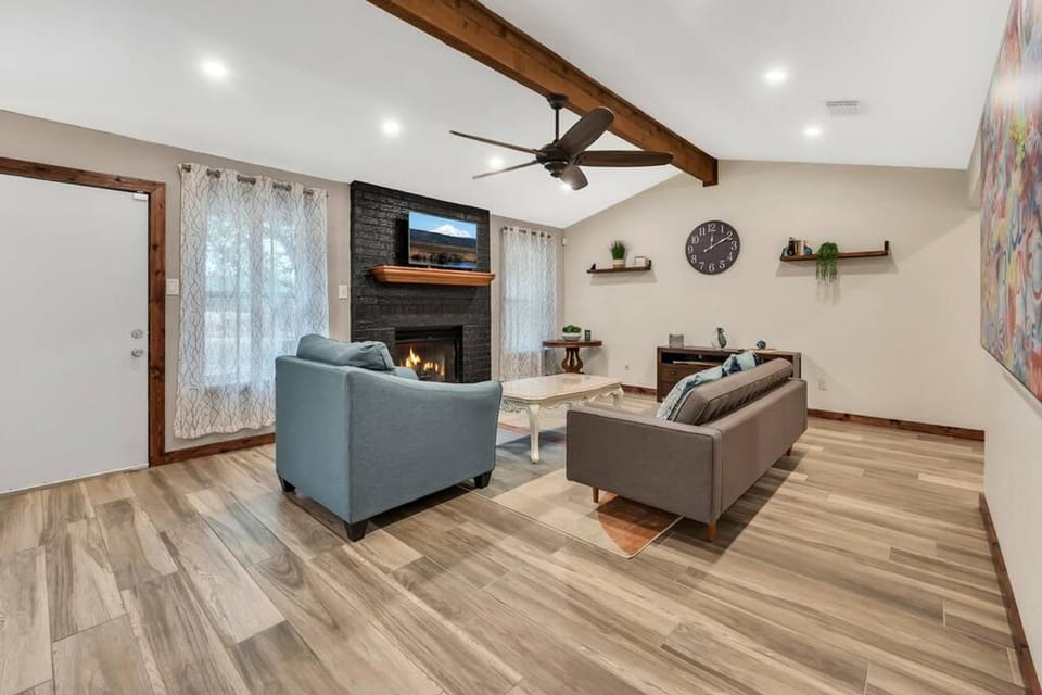 New Cozy Retreat Located 15 Minutes to Waco Hotel in Waco