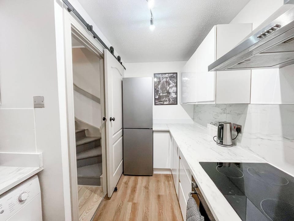 Entire 2 Bedroom House 7m To Station Hotel in London