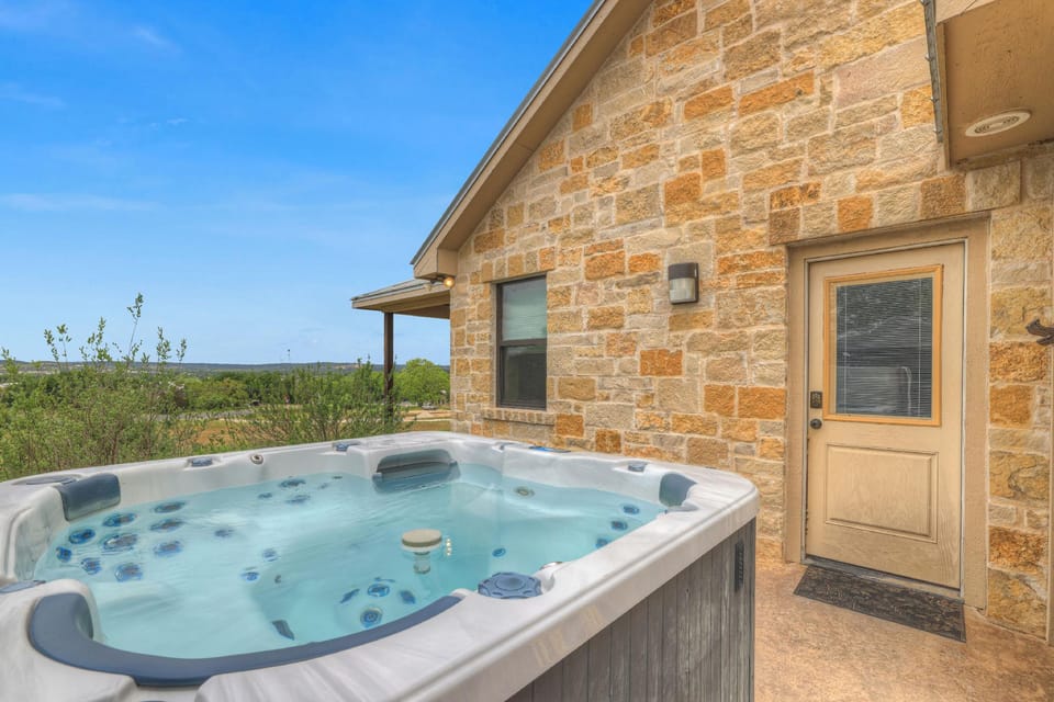 West End Lodge Resort Style Pool! Hotel in Fredericksburg