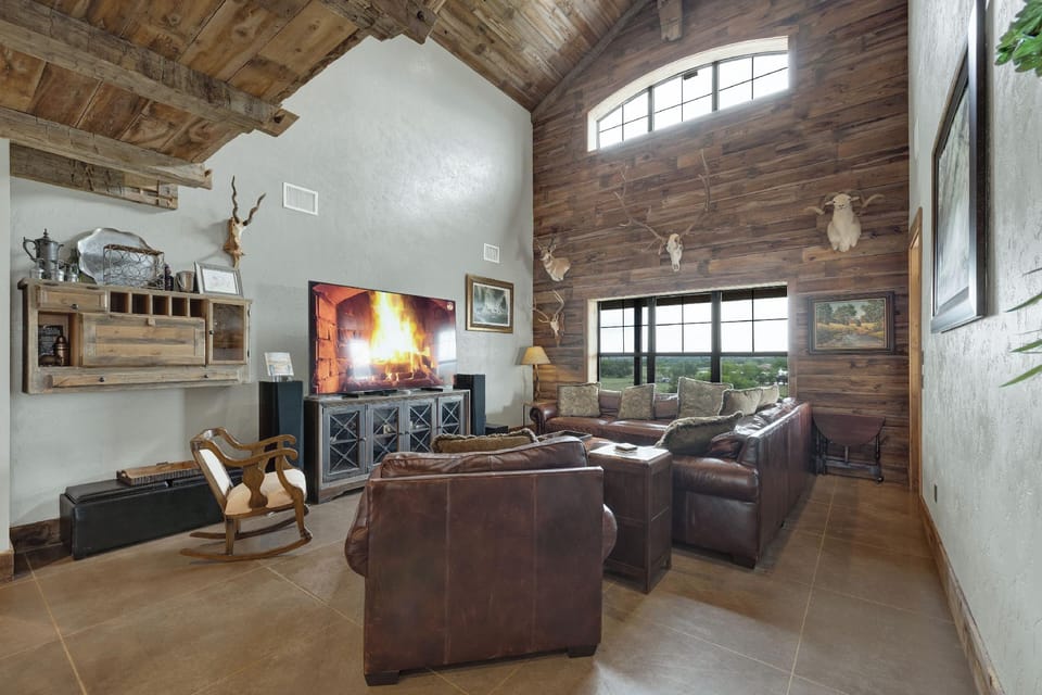 West End Lodge Resort Style Pool! Hotel in Fredericksburg